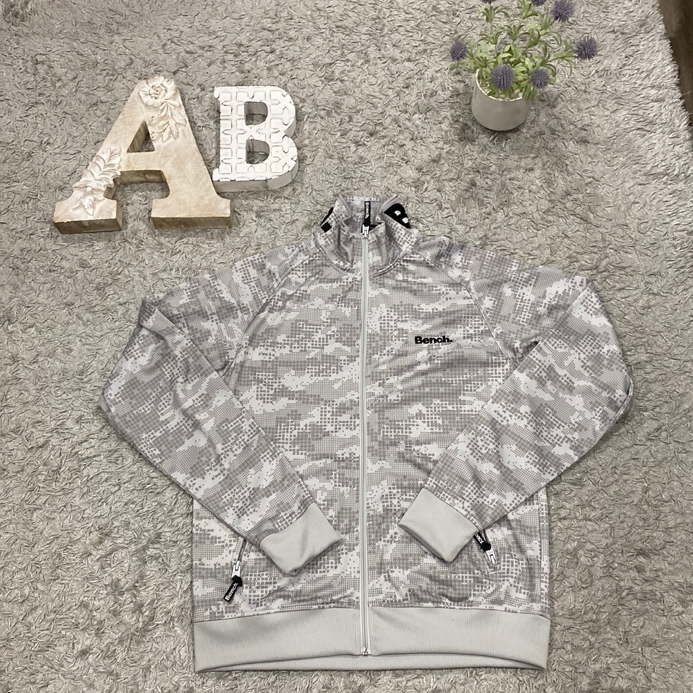 Bench. Men's Zip up jacket (Large)